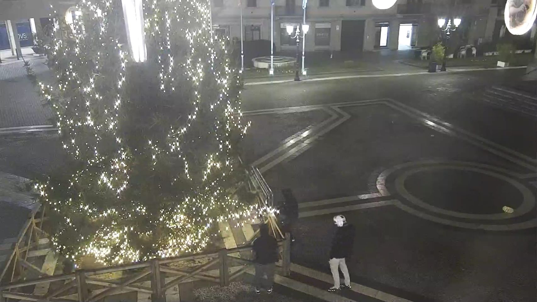 Saronno, vandalizzato l’albero di Natale in piazza Libertà