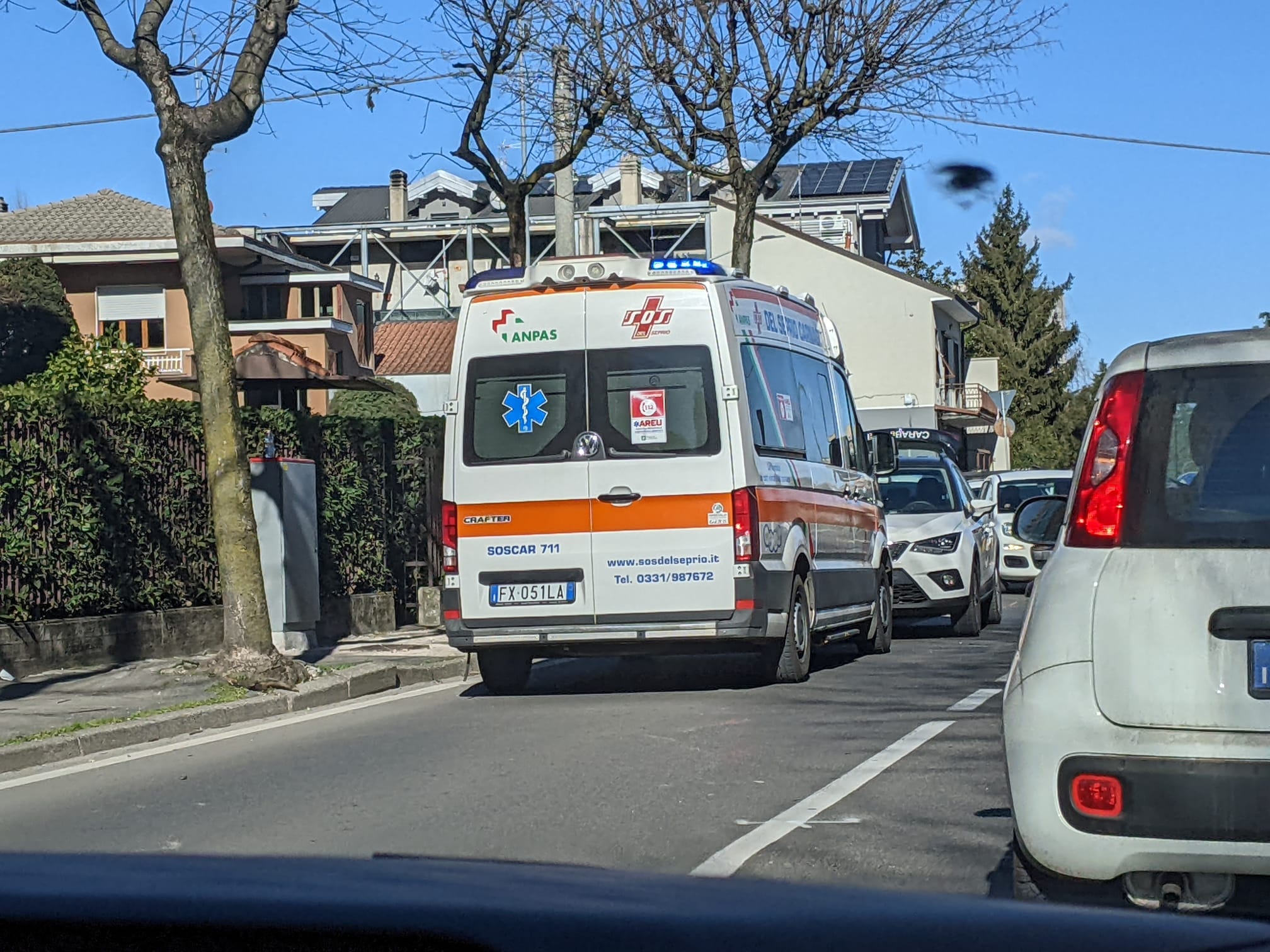 Scontro auto-moto in via Miola a Saronno: ragazza ferita e traffico rallentato
