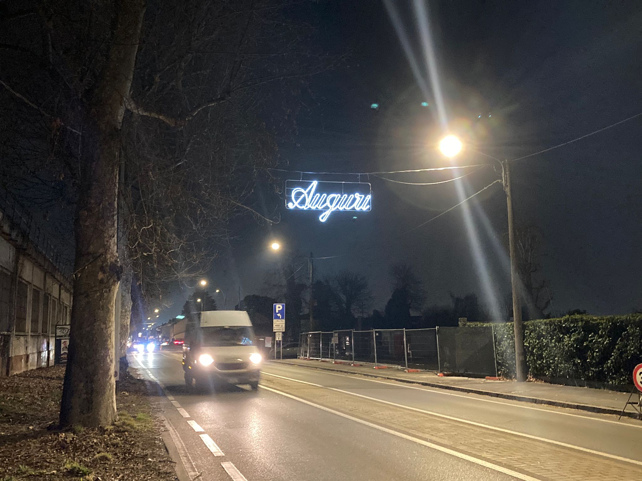 Saronno, luminaria dimenticata in via Varese… auguri di Natale a febbraio