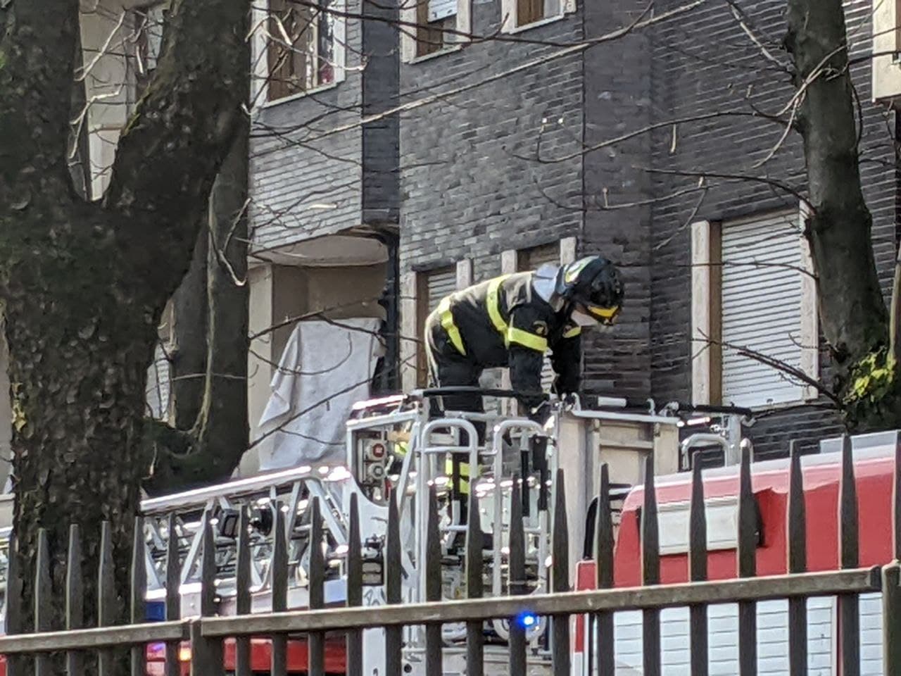 Bloccata sul balcone, saronnese “liberata” dai pompieri (che hanno anche evitato un incendio)