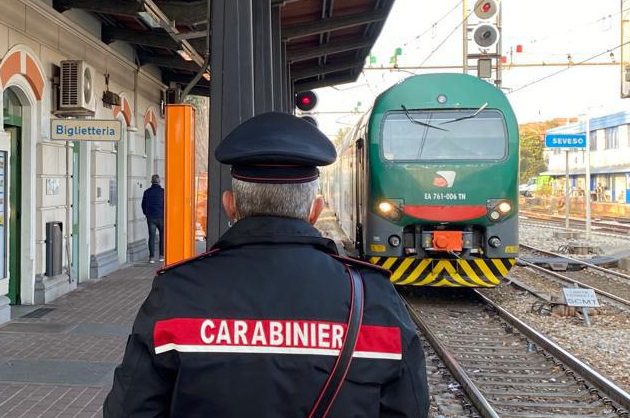 Sassi contro i treni da un cavalcavia: convogli fermati alla stazione di Saronno