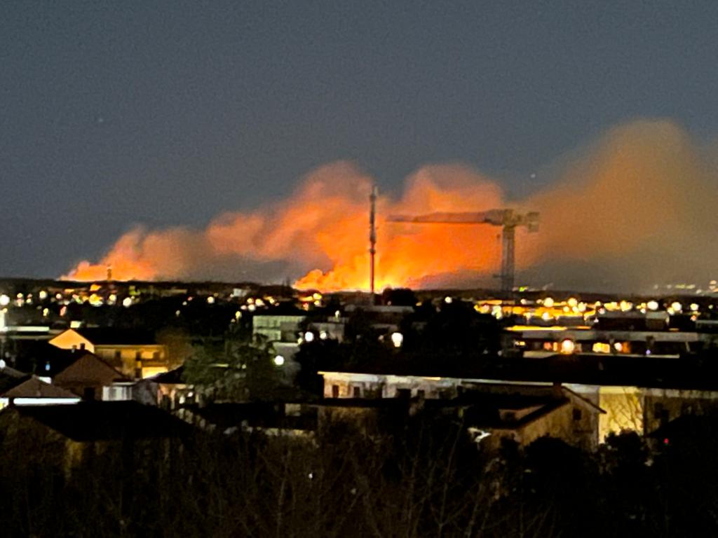 Incendio parco Groane: vigili del fuoco al lavoro fino a tarda notte tra Misinto e Cogliate (foto e video)