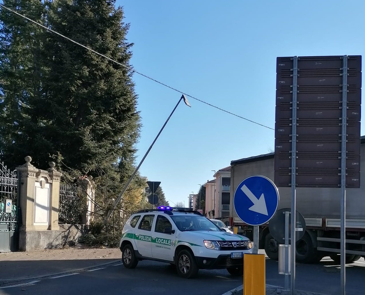 Saronno, traffico in tilt per i danni del vento in via Varese