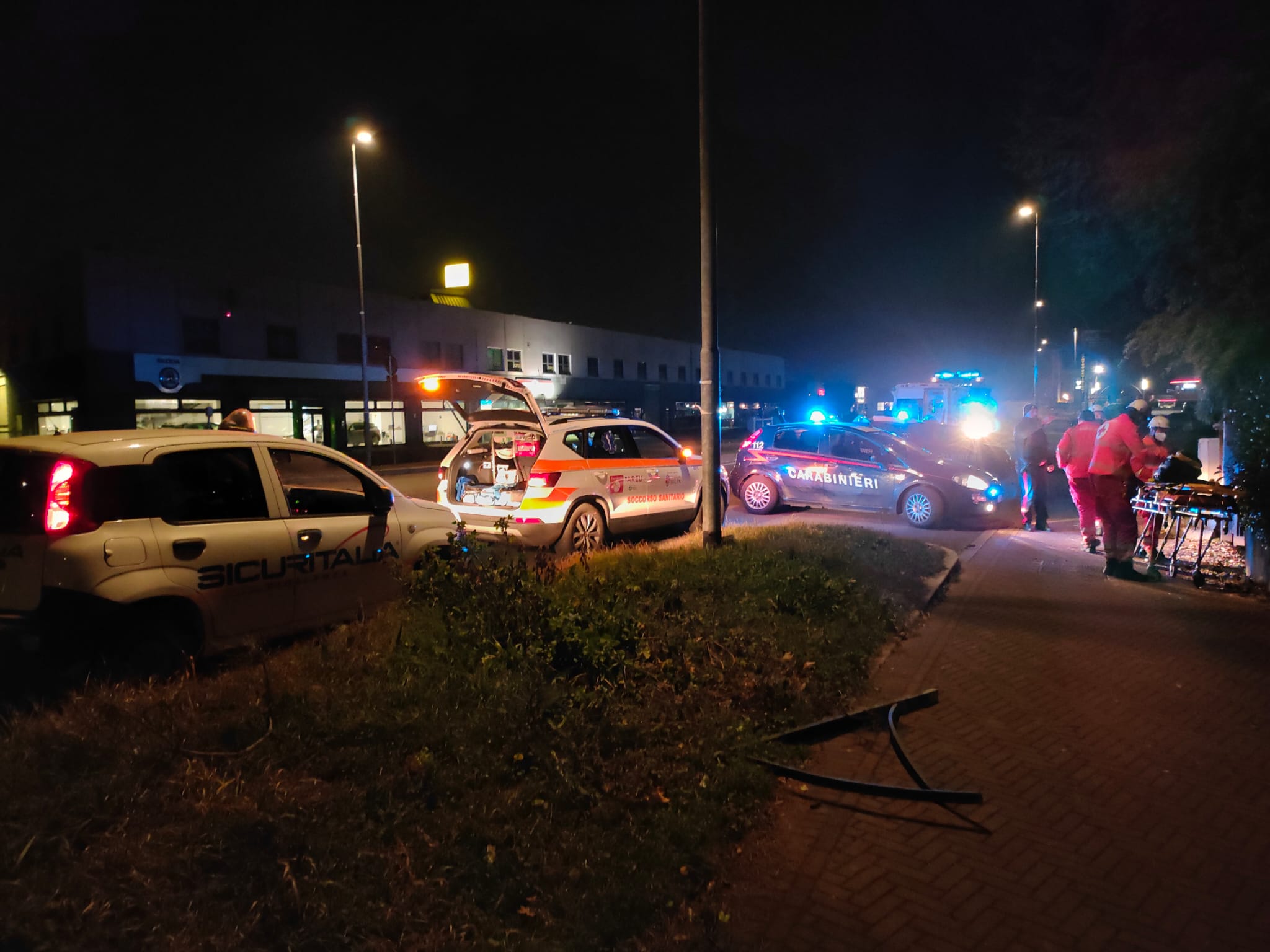 Saronno, Mercedes si ribalta e sfonda recinzione: 22enne finisce all’ospedale