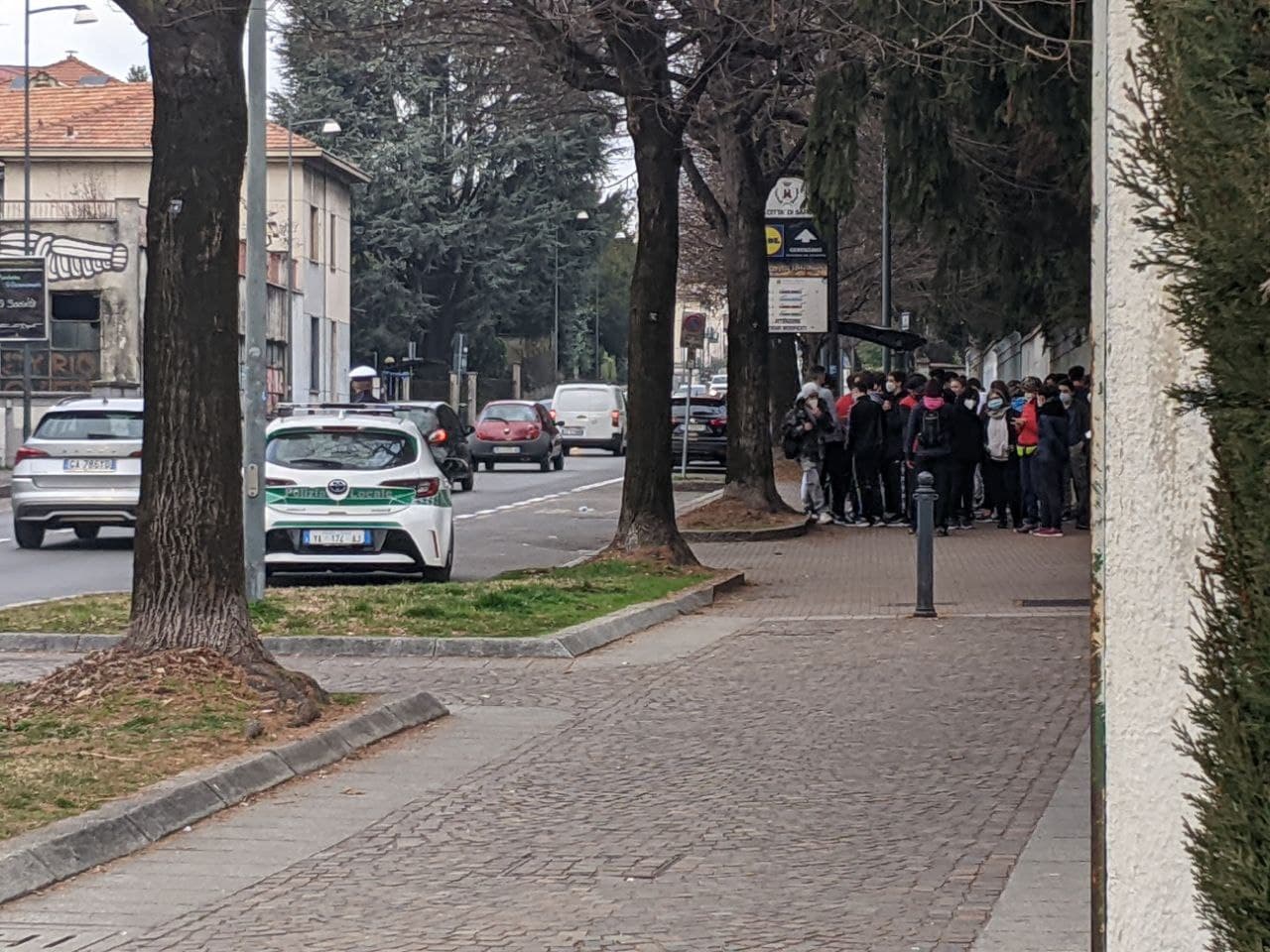 Aggressioni agli studenti, Azione Saronno: “Bene le pattuglie alle fermate dei bus ma non basta”