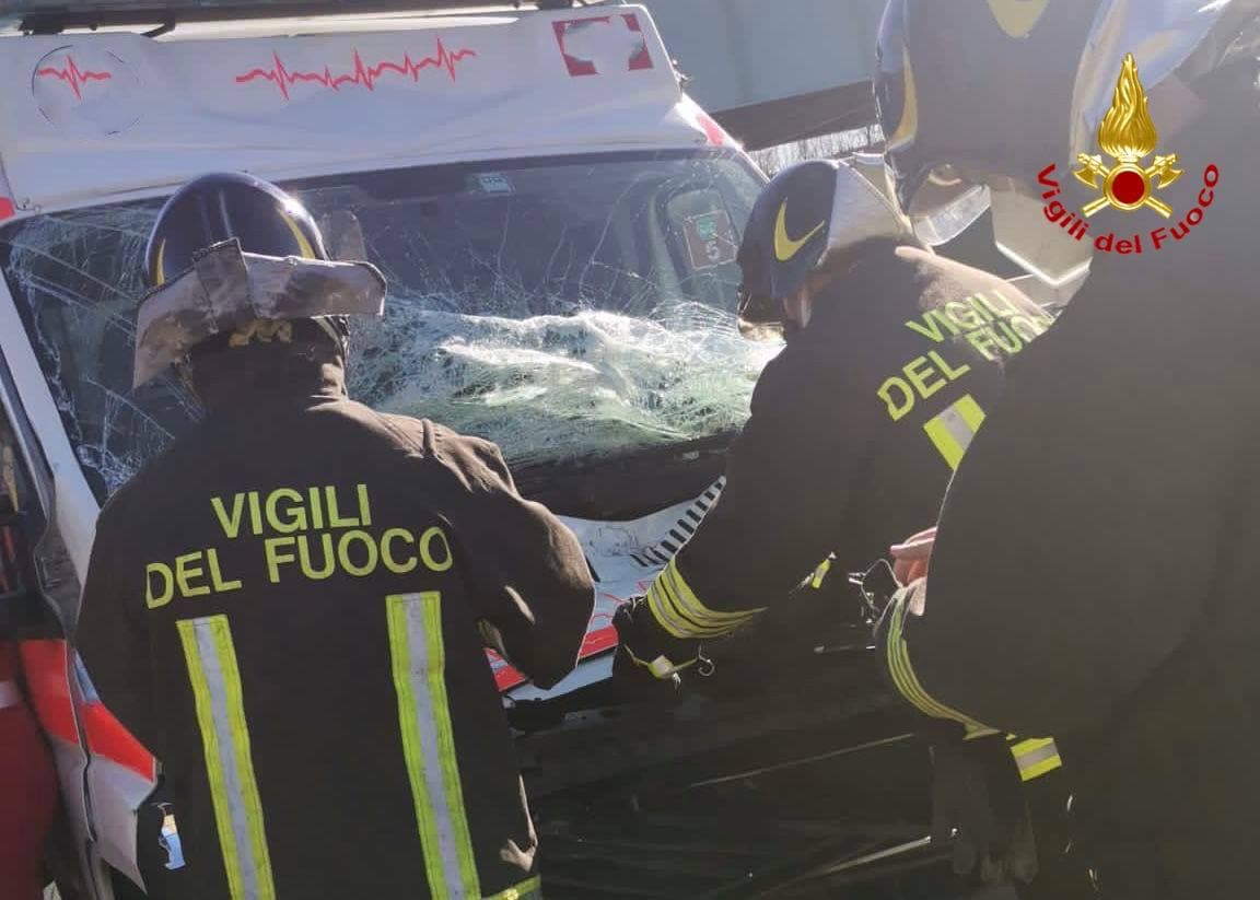 Pedemontana, incidente tra ambulanza e mezzo pesante allo svincolo di Cislago