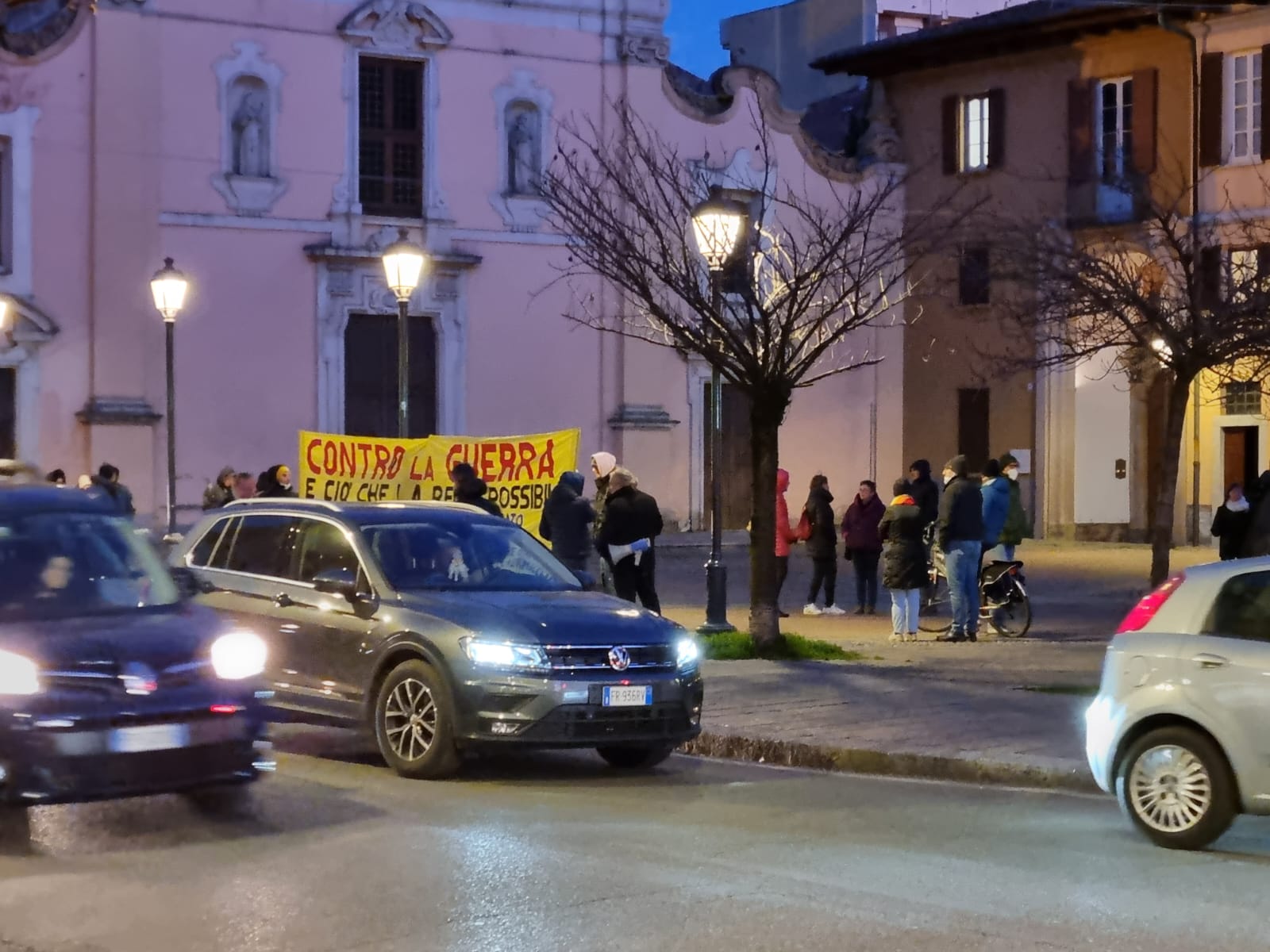 Saronno, una trentina al presidio in piazza San Francesco “contro la guerra”