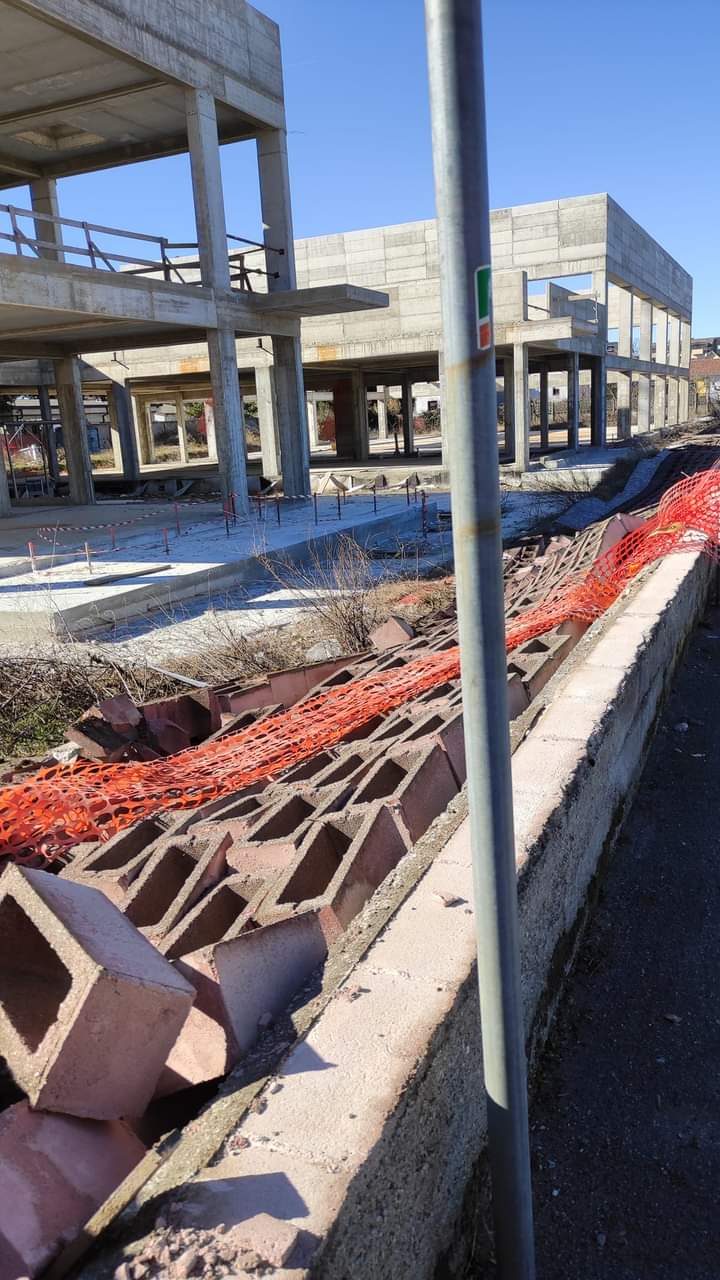 Vento: a terra la recinzione di mattoni del cantiere della nuova scuola a Limbiate