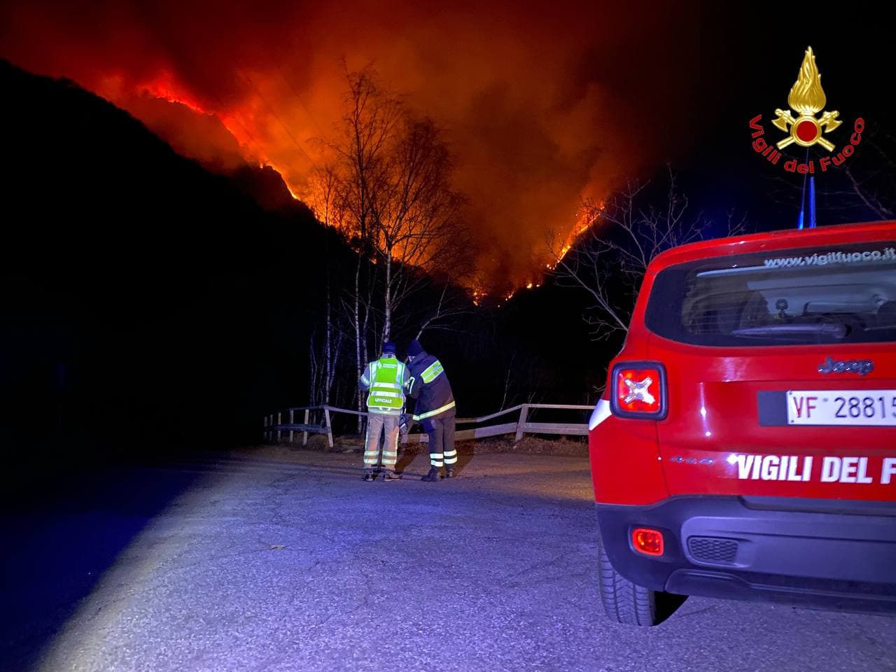 Forte vento, impressionante incendio al confine fra Varesotto e Svizzera