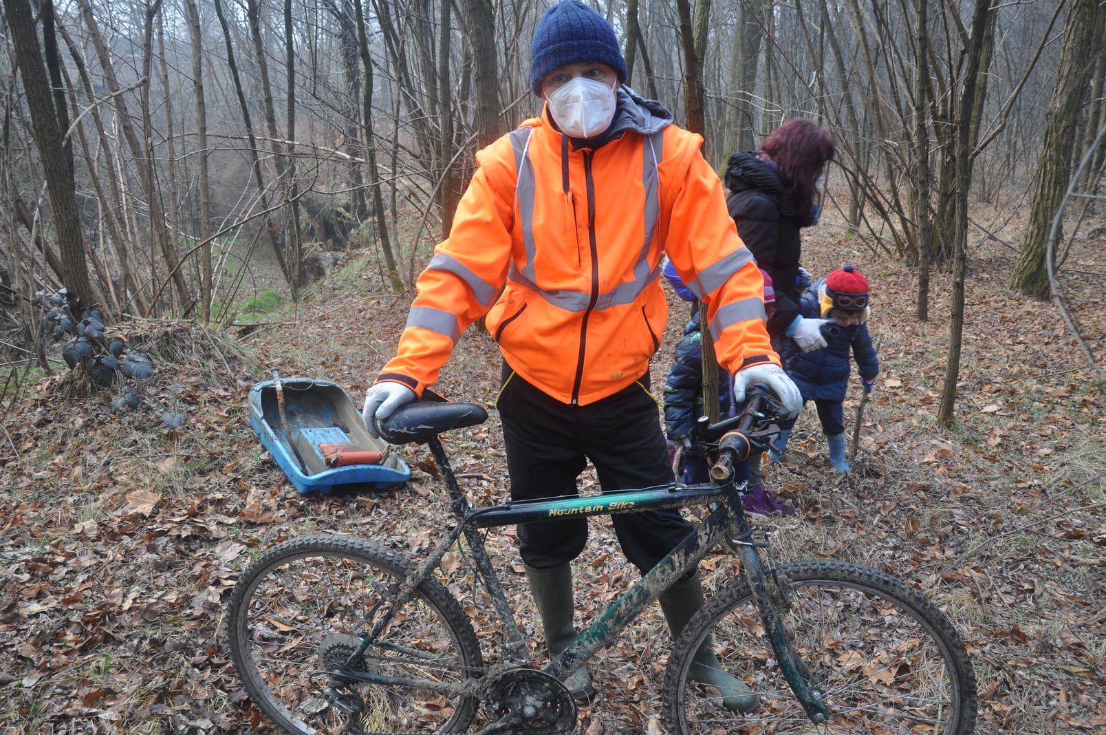 Pulizie nel bosco a Ceriano, di chi è la mountain bike?