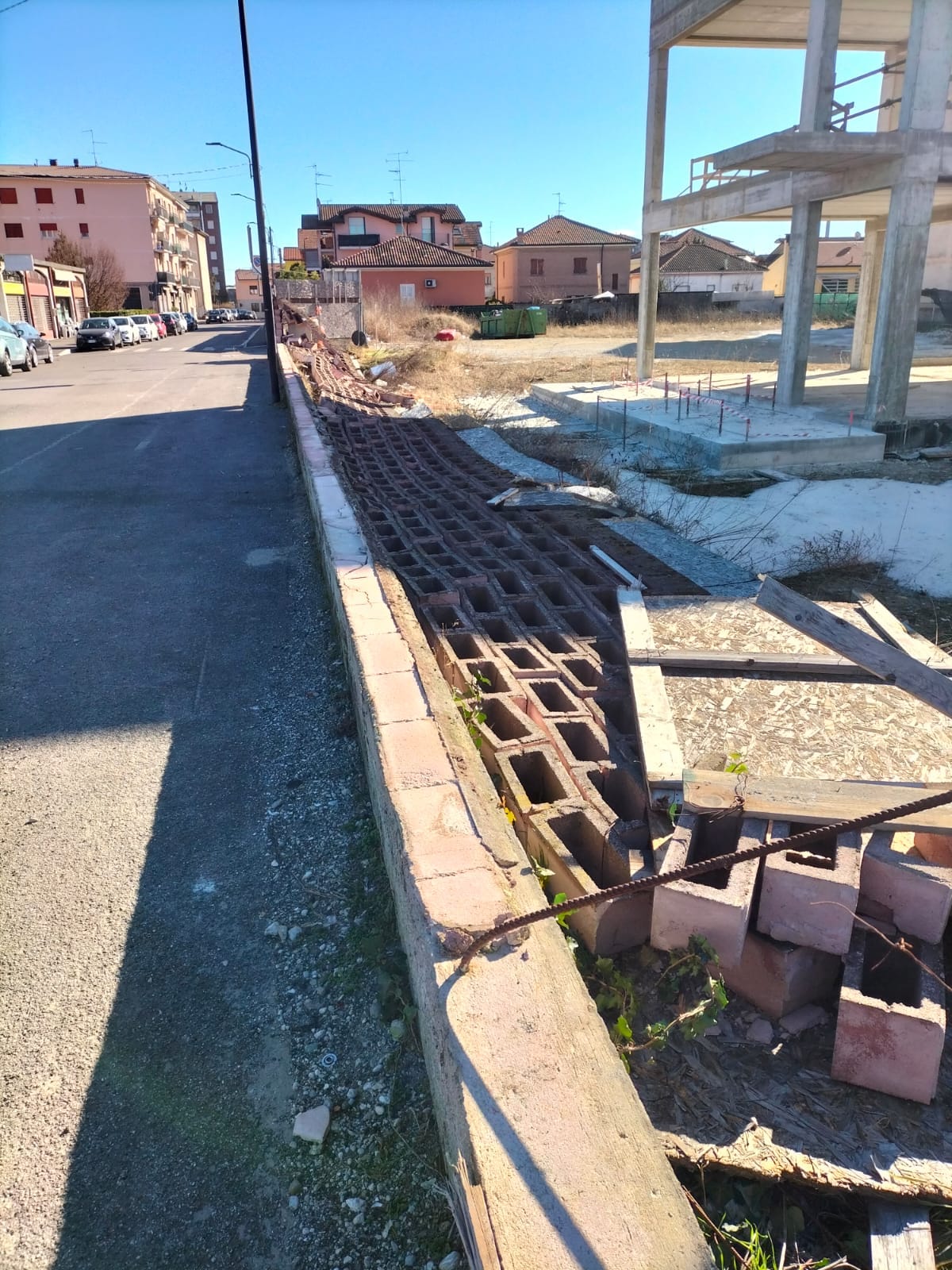 Vento, a Limbiate cade recinzione cantiere scuola “Anna Frank”, e problemi al tetto di un condominio