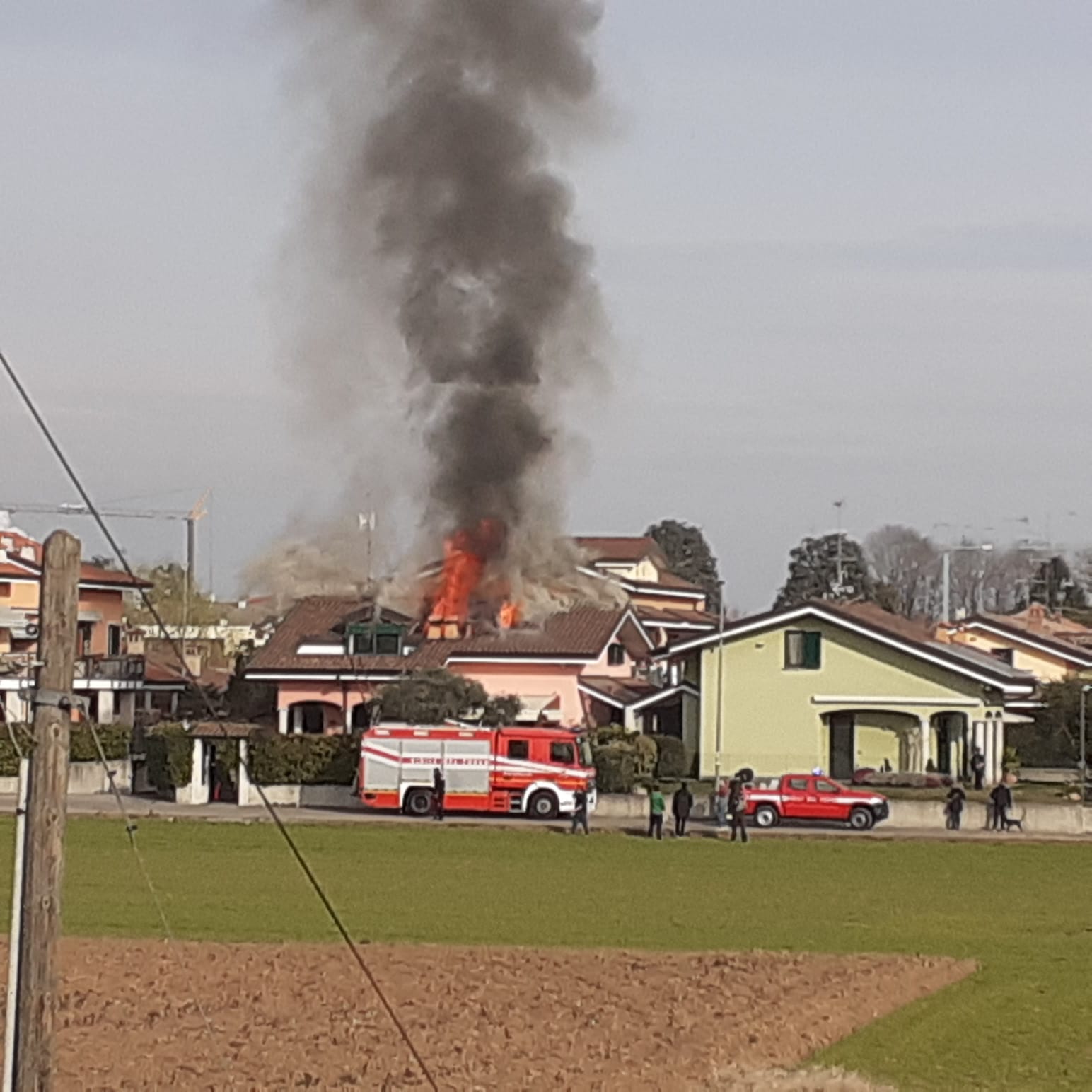 Fiamme in una villetta: incendio in corso al confine fra Saronno e Rovello