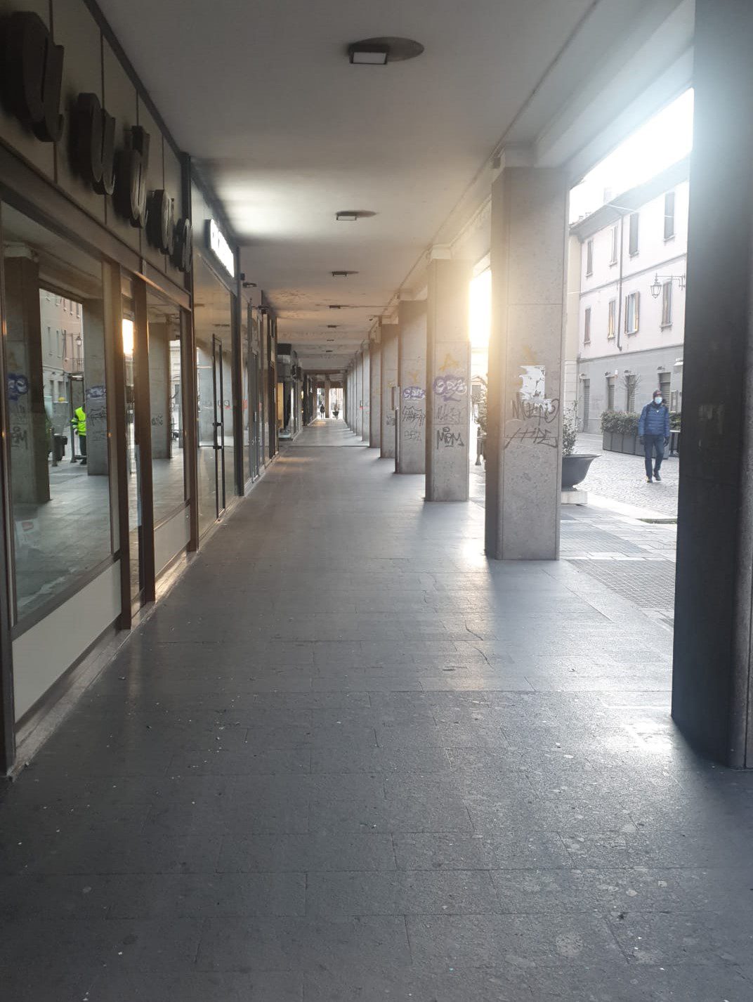 Saronno: pulizia straordinaria dei portici del centro