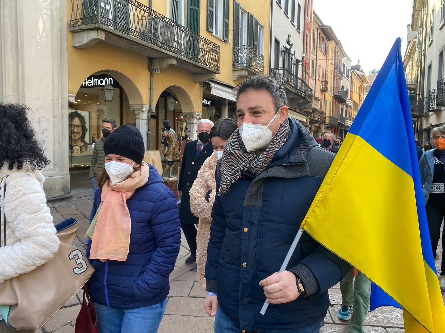 Marcia della pace per l’Ucraina a Varese, Astuti (Pd): “Bello vedere tanta gente”