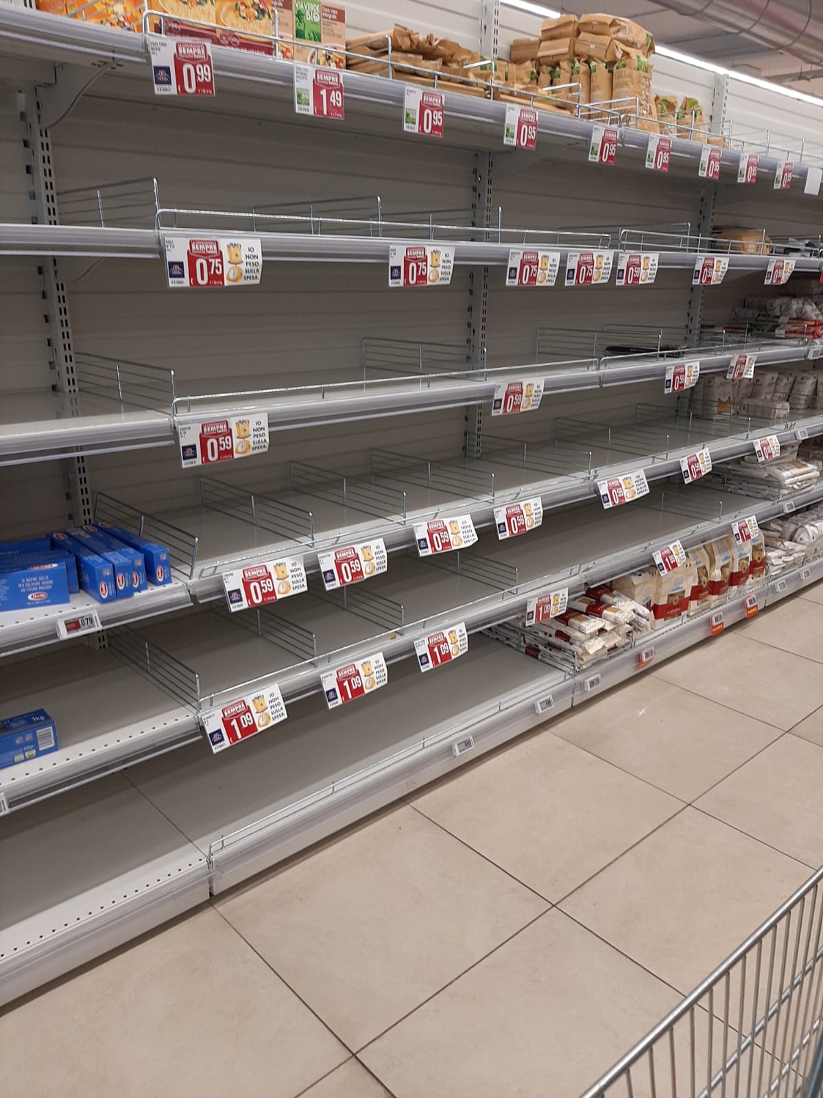 Pasta e zucchero, a Saronno gli scaffali del supermercato restano vuoti