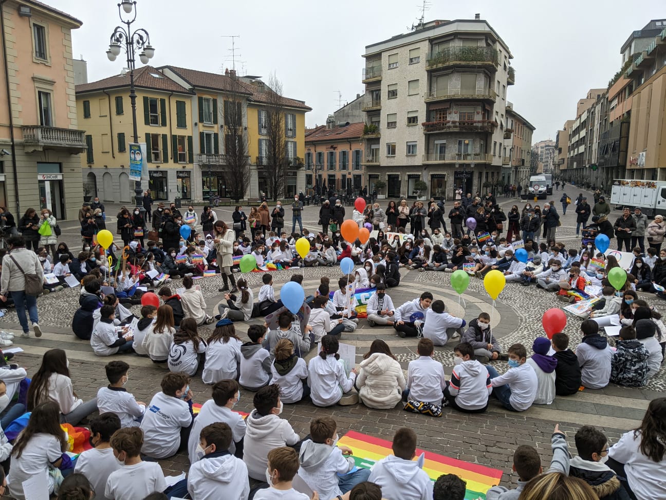 Saronno, quattrocento studenti in piazza per la pace. Flash mob della scuola media Da Vinci
