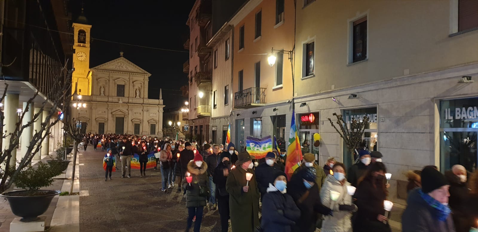 Ieri a Saronno: in 300 in marcia per la pace in centro, il prevosto dal Papa, batosta di multe ai tifosi del Saronno, laghetto all’ex Isotta?