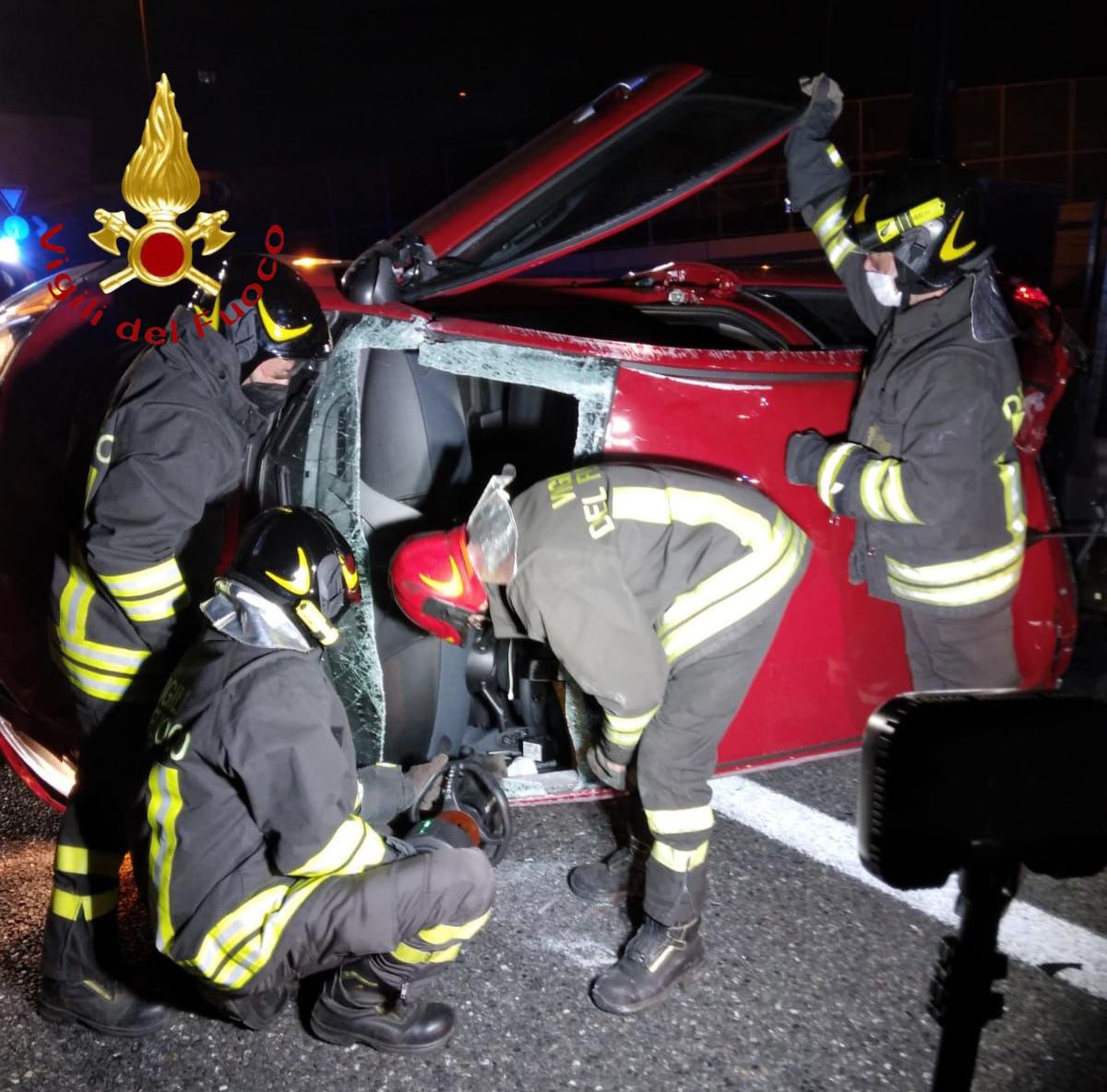 Auto ribaltata in Pedemontana, pompieri soccorrono due donne