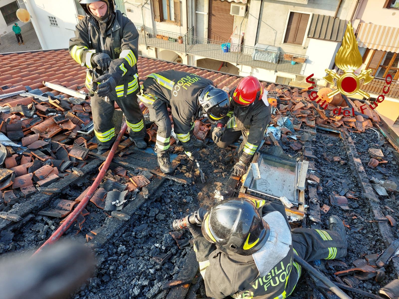 20220308 pompieri vigili del fuoco incendio tetto (2)