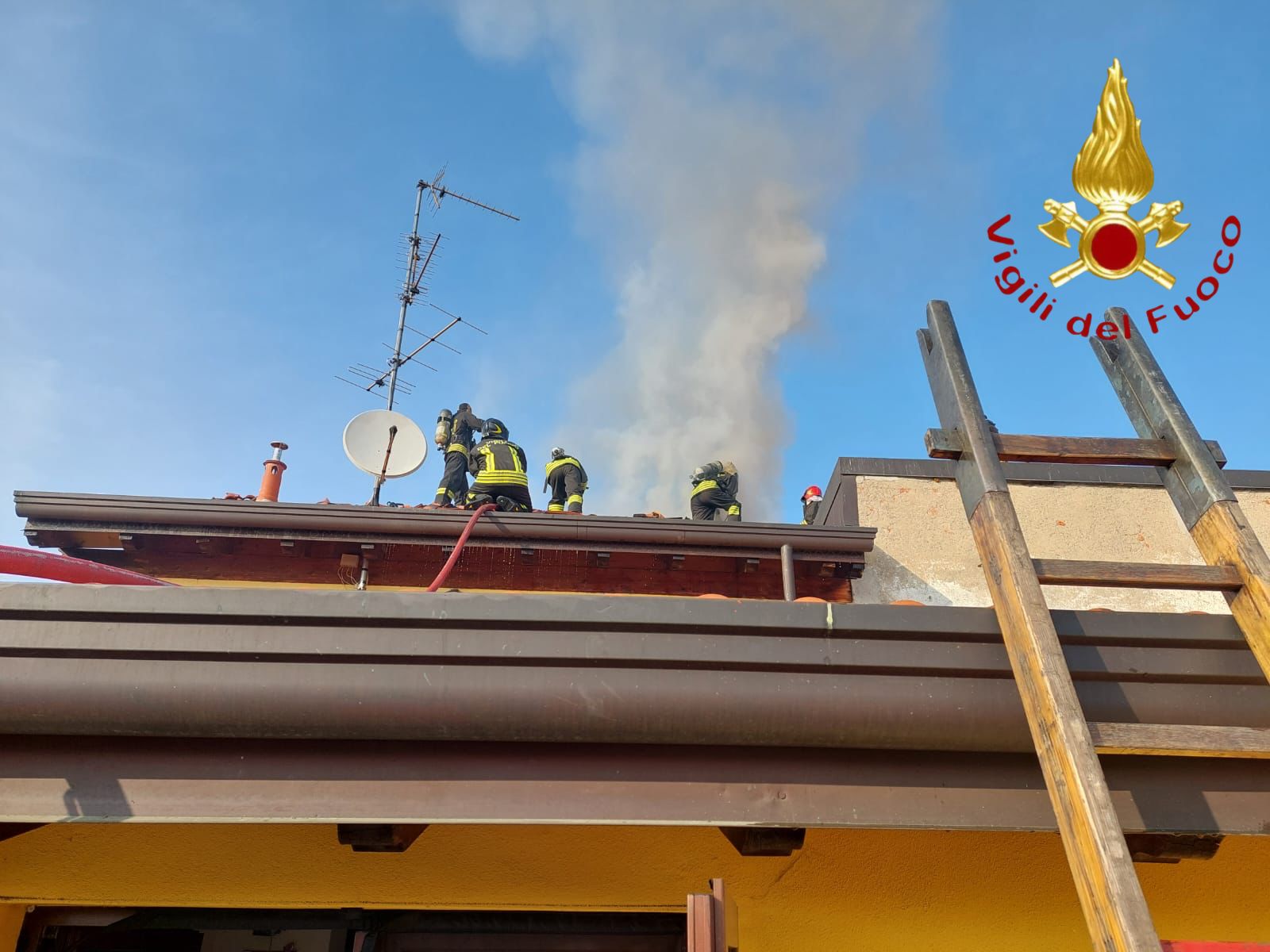 20220308 pompieri vigili del fuoco incendio tetto (3)