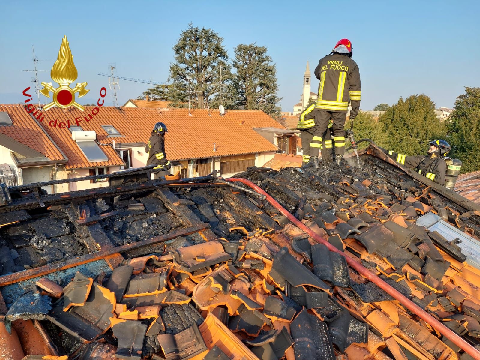 20220308 pompieri vigili del fuoco incendio tetto (4)