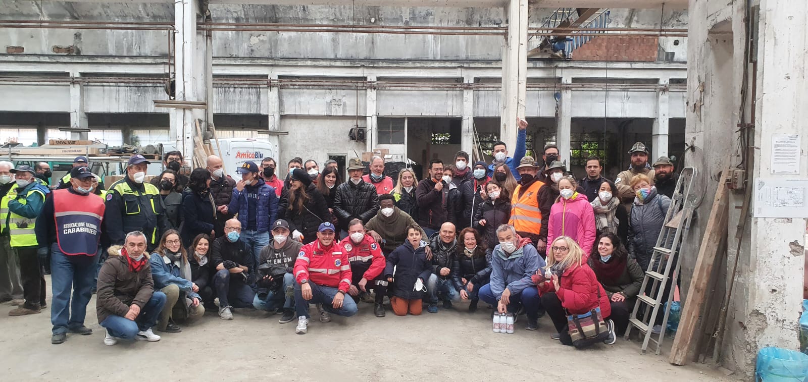 Saronno, una cinquantina di volontari al lavoro per preparare il materiale gli 11 pullman diretti in Ucraina