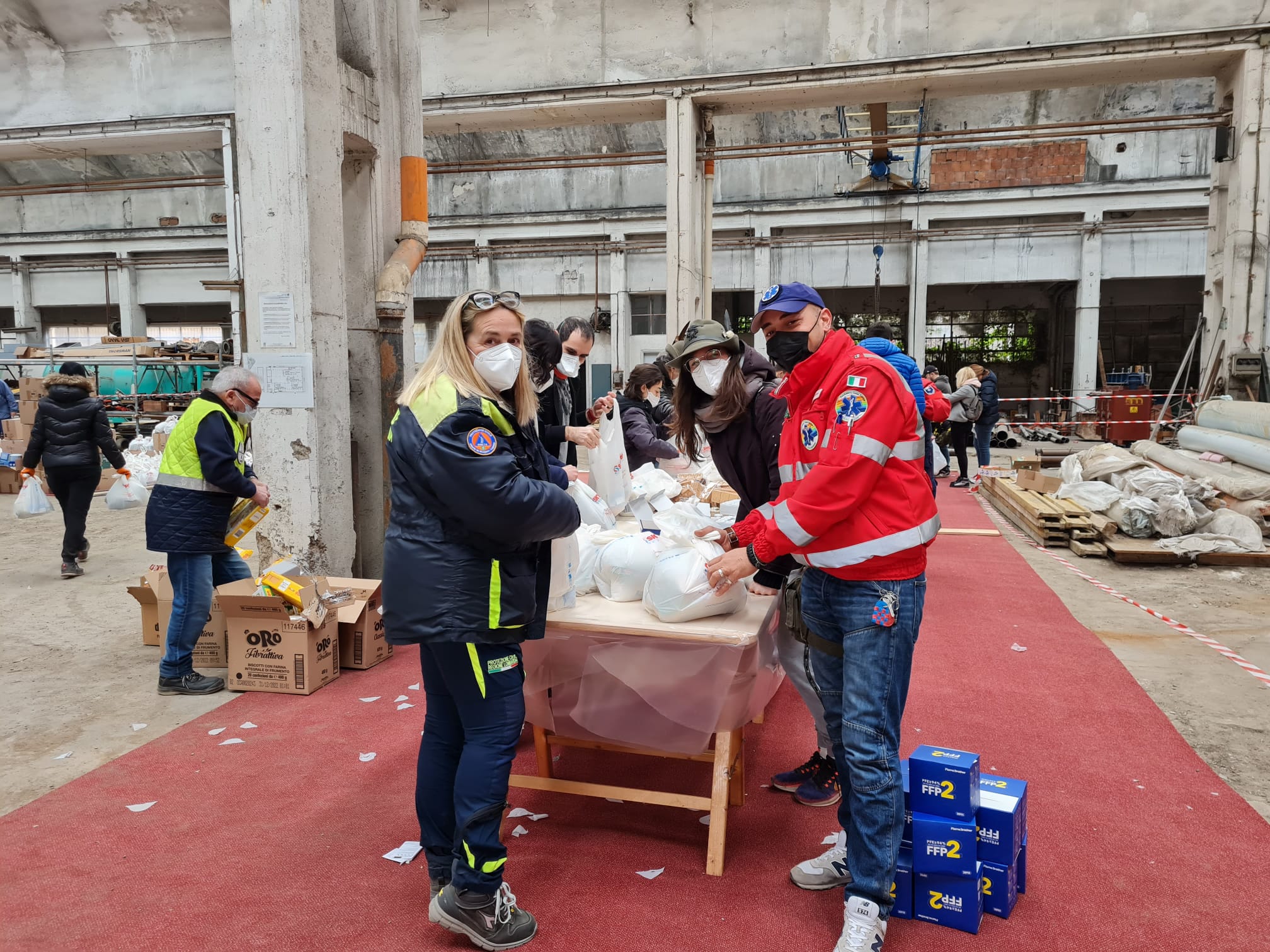 Saronno, preparati oltre 600 “pasti al sacco” per i profughi che torneranno in Italia