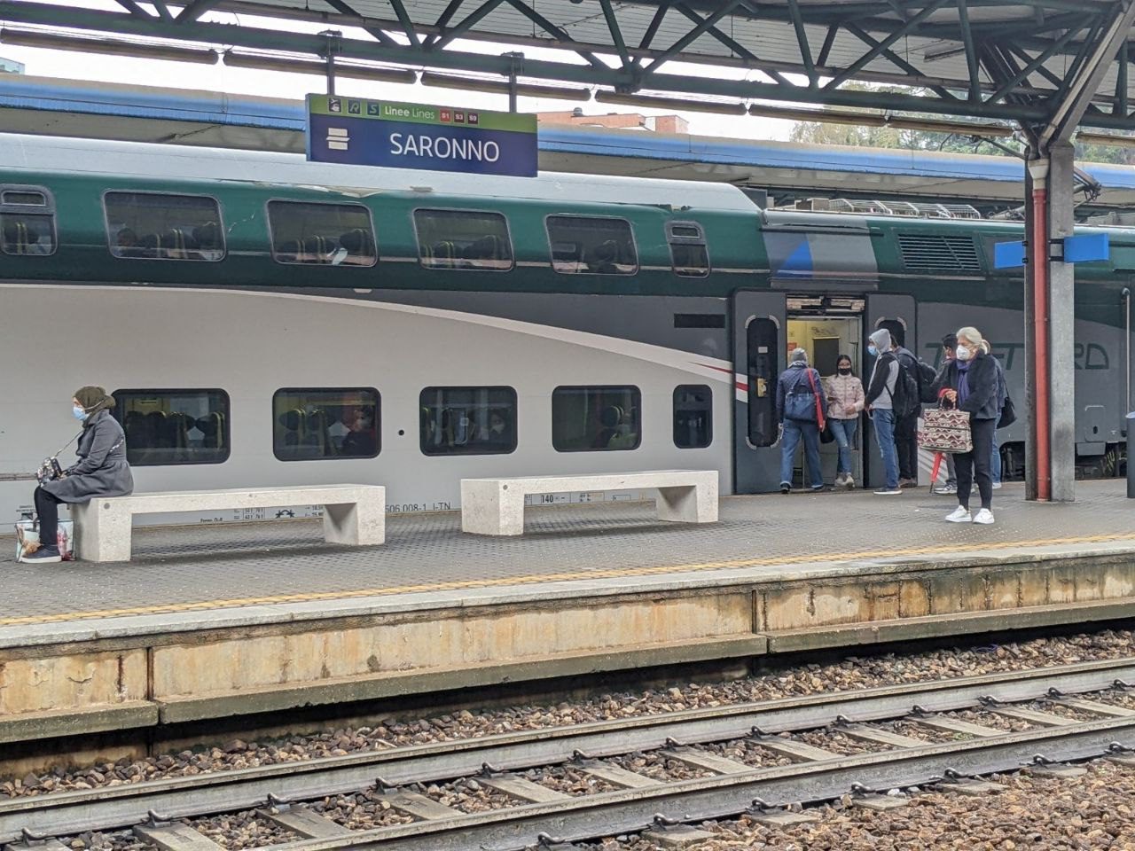 Ritardi e cancellazioni: mattina di passione per i pendolari della Milano-Saronno-Varese