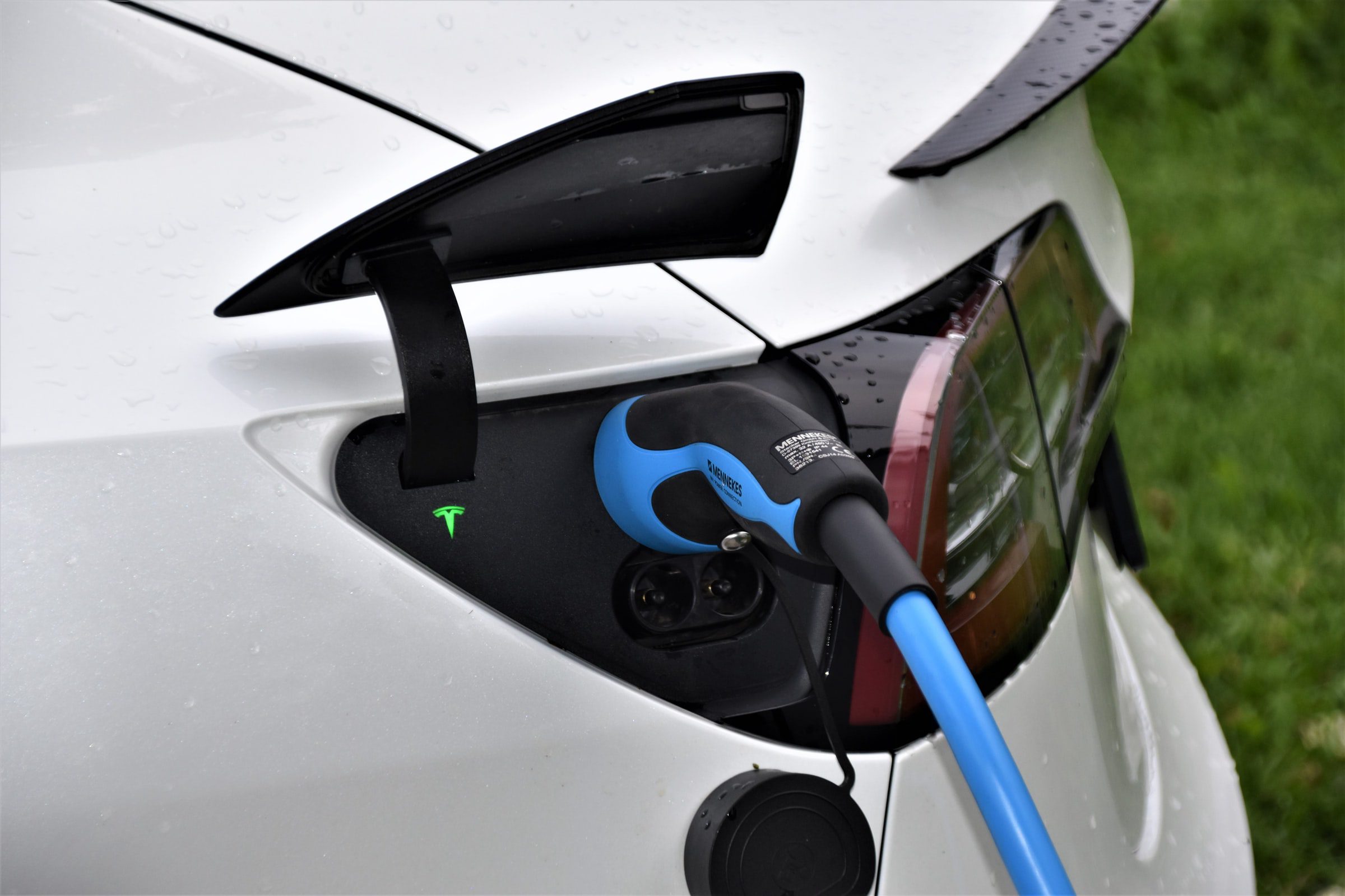 Boom dell’e-car: a Milano obbligo di nuove colonnine presso i benzinai a partire dal 2023