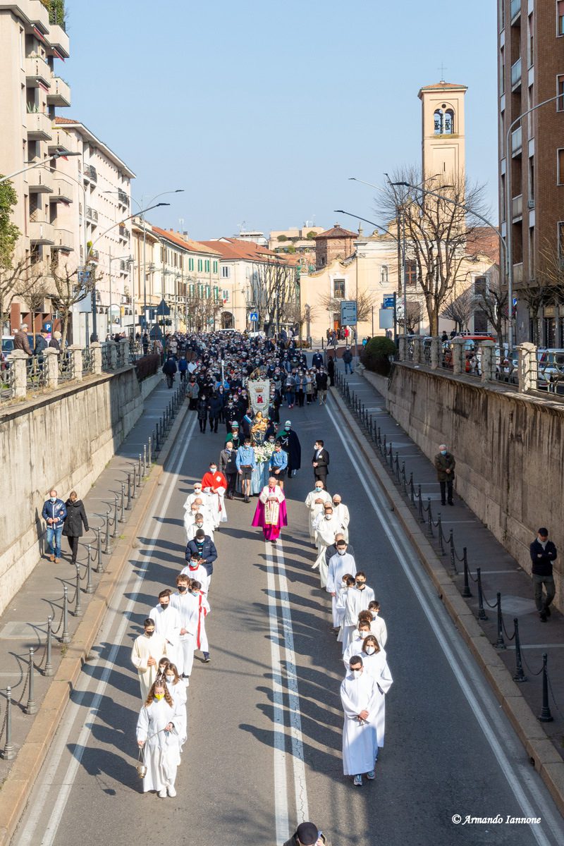 Festa del Voto - Saronno 2022_03_20 - Ai Tempi del COVID_19 - Processione Madonna - Mons. Galimberti - AI (134)