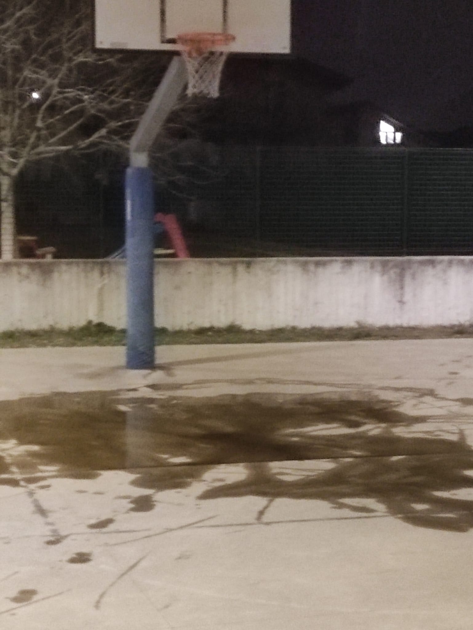 Cislago, vandali alla Massina: olio sul campo da basket