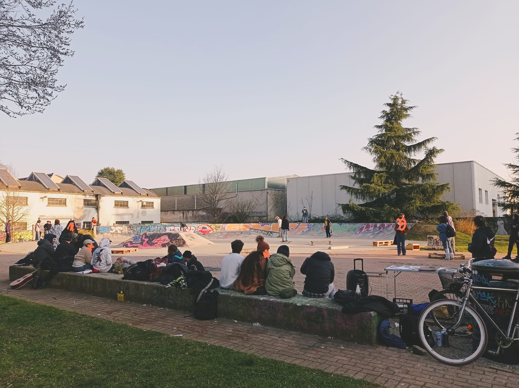 In attesa dei lavori comunali: i Telos sistemano e fanno festa allo Skate park di Saronno