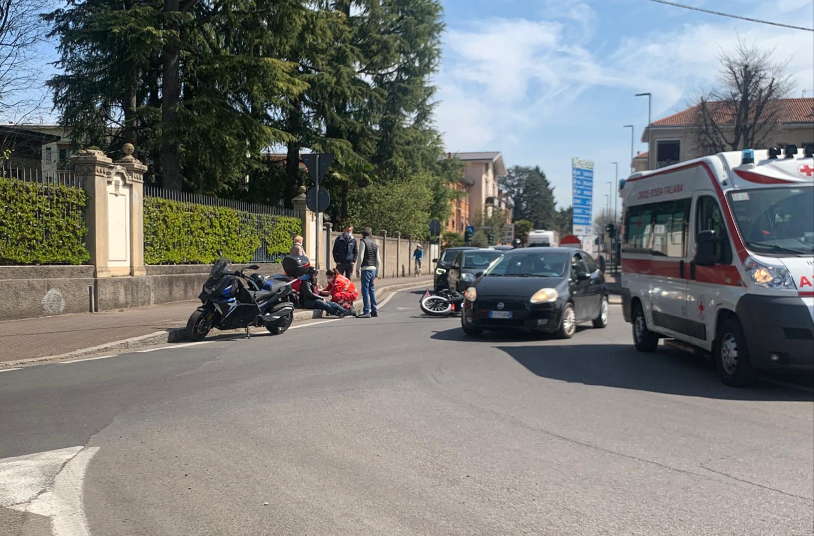 Auto contro moto alla rotonda di via Varese a Saronno: un ferito