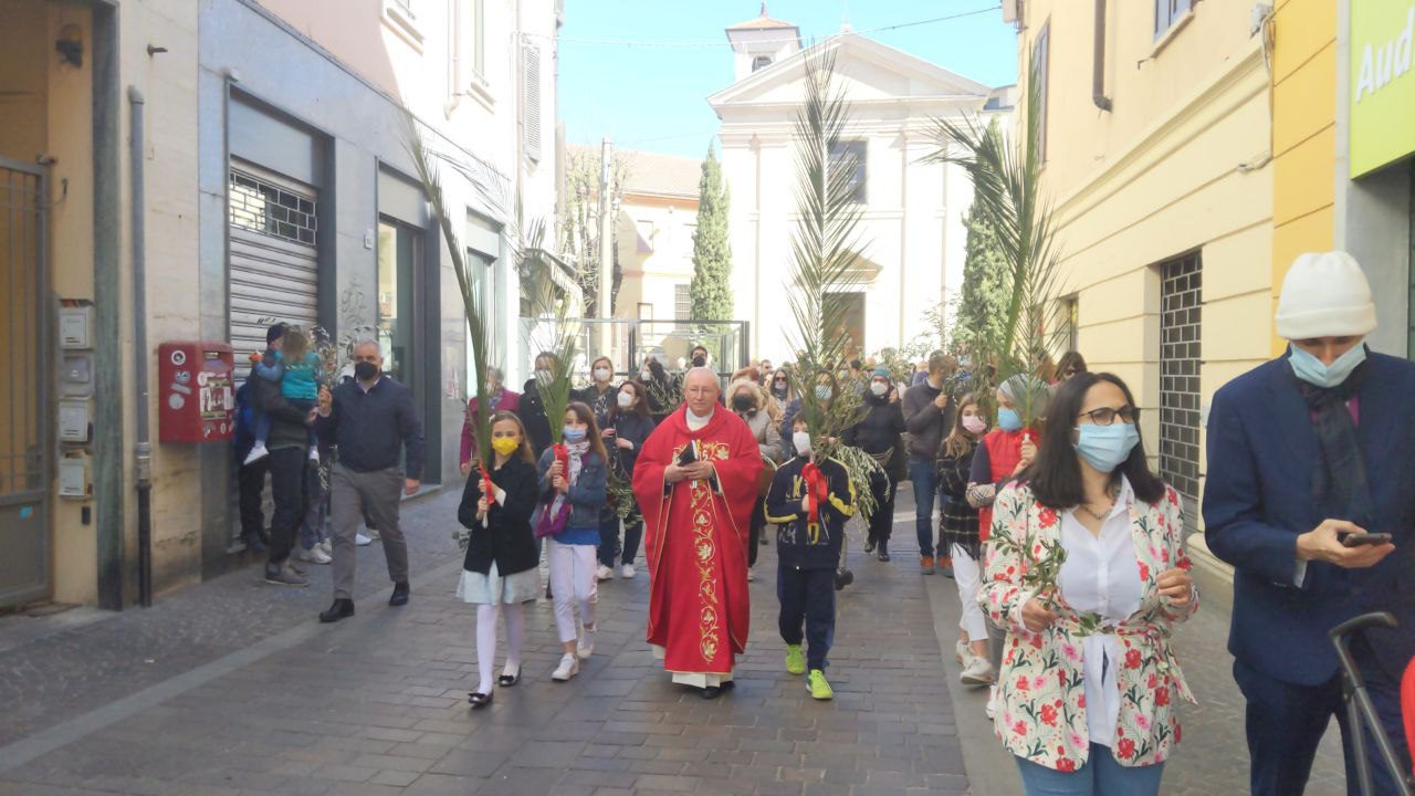 20220410 domenica delle palme processione don claudio galimberti5