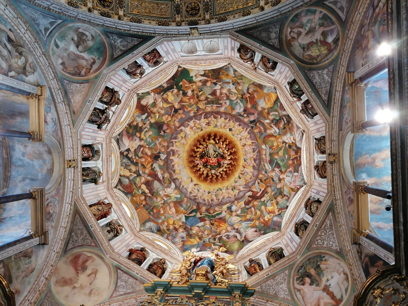 Il lancio dei petali dalla cupola del Santuario di Saronno in occasione della vigilia di Pentecoste