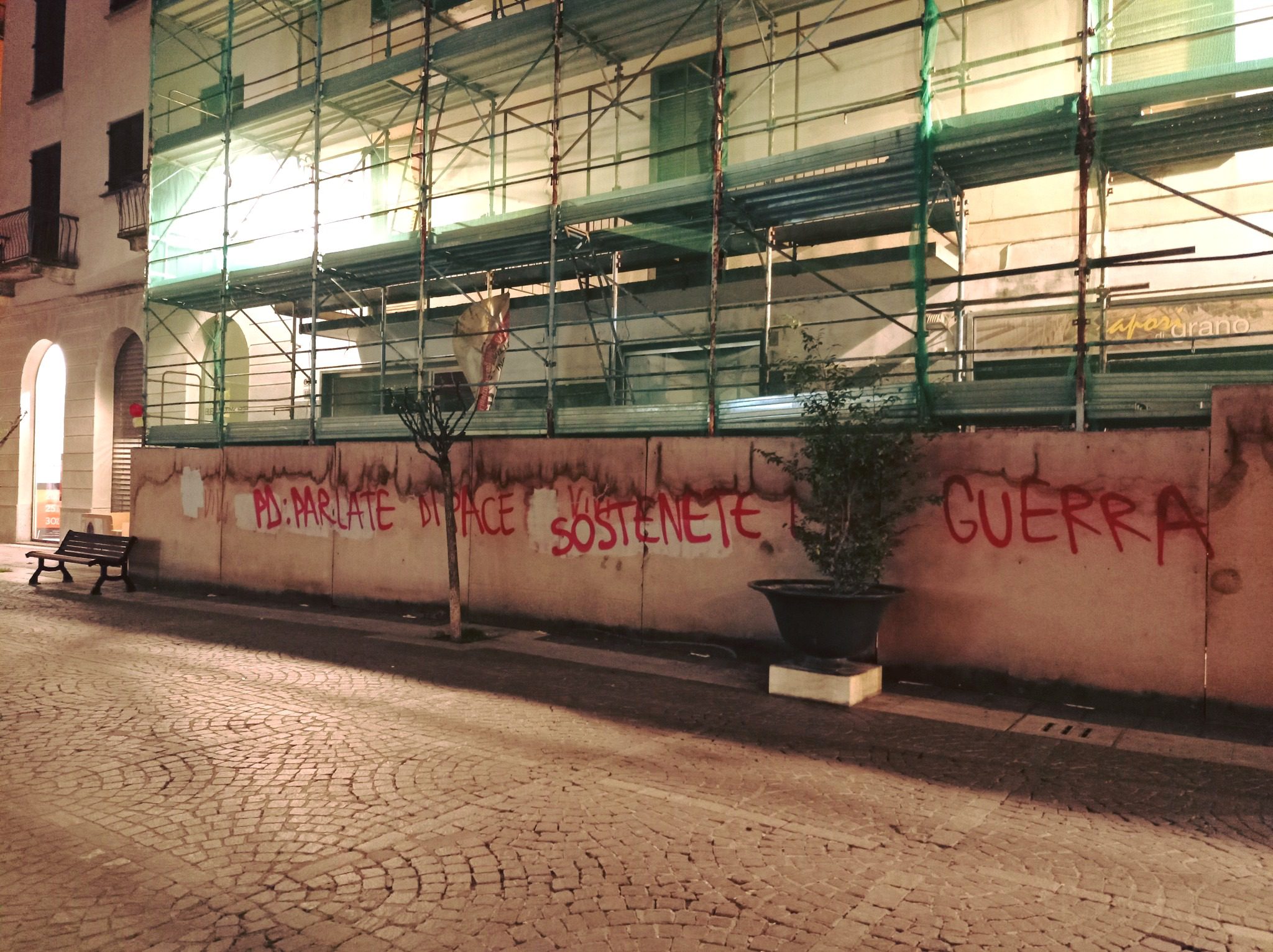 Saronno, in corso Italia graffiti contro la guerra e il Pd