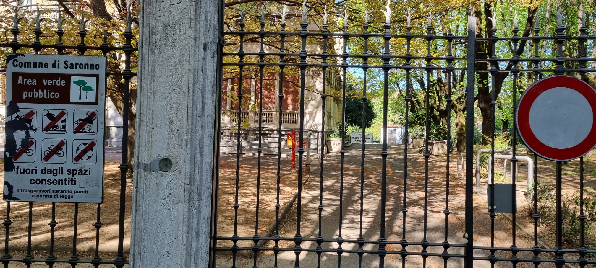 Parco di Villa Gianetti chiuso: proteste di mamme e papà per la Pasqua senza giochi