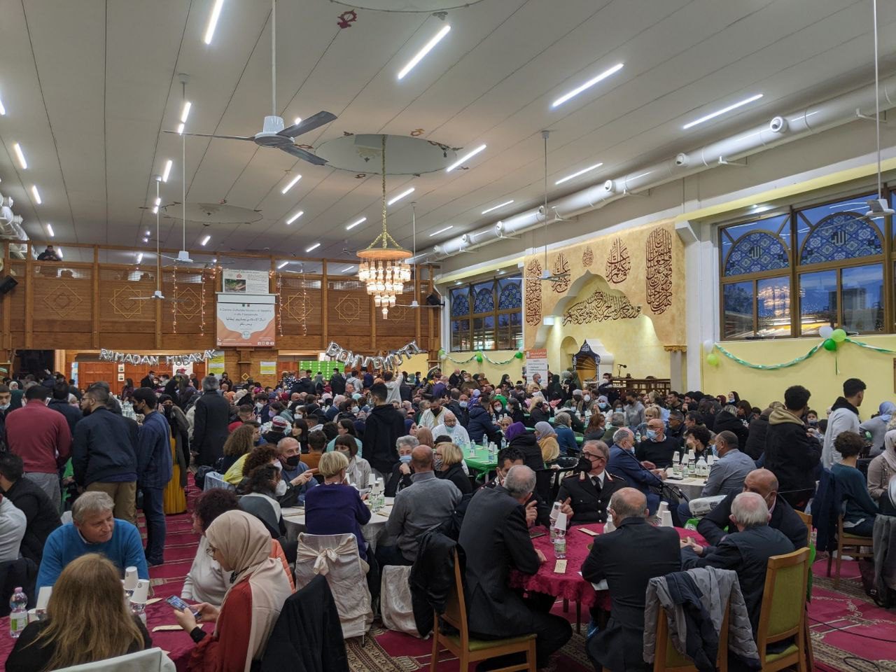 Oltre mille persone al centro islamico di Saronno per condividere la cena d’iftar