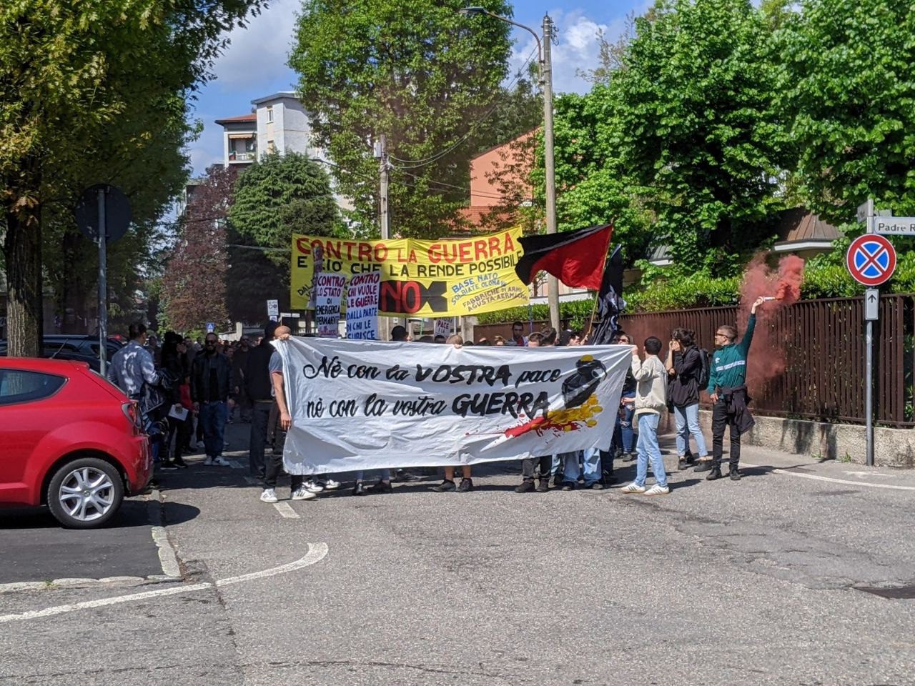 25 aprile: antifascisti lasciano la piazza contestando. Secondo corteo per il centro di Saronno (video e foto)