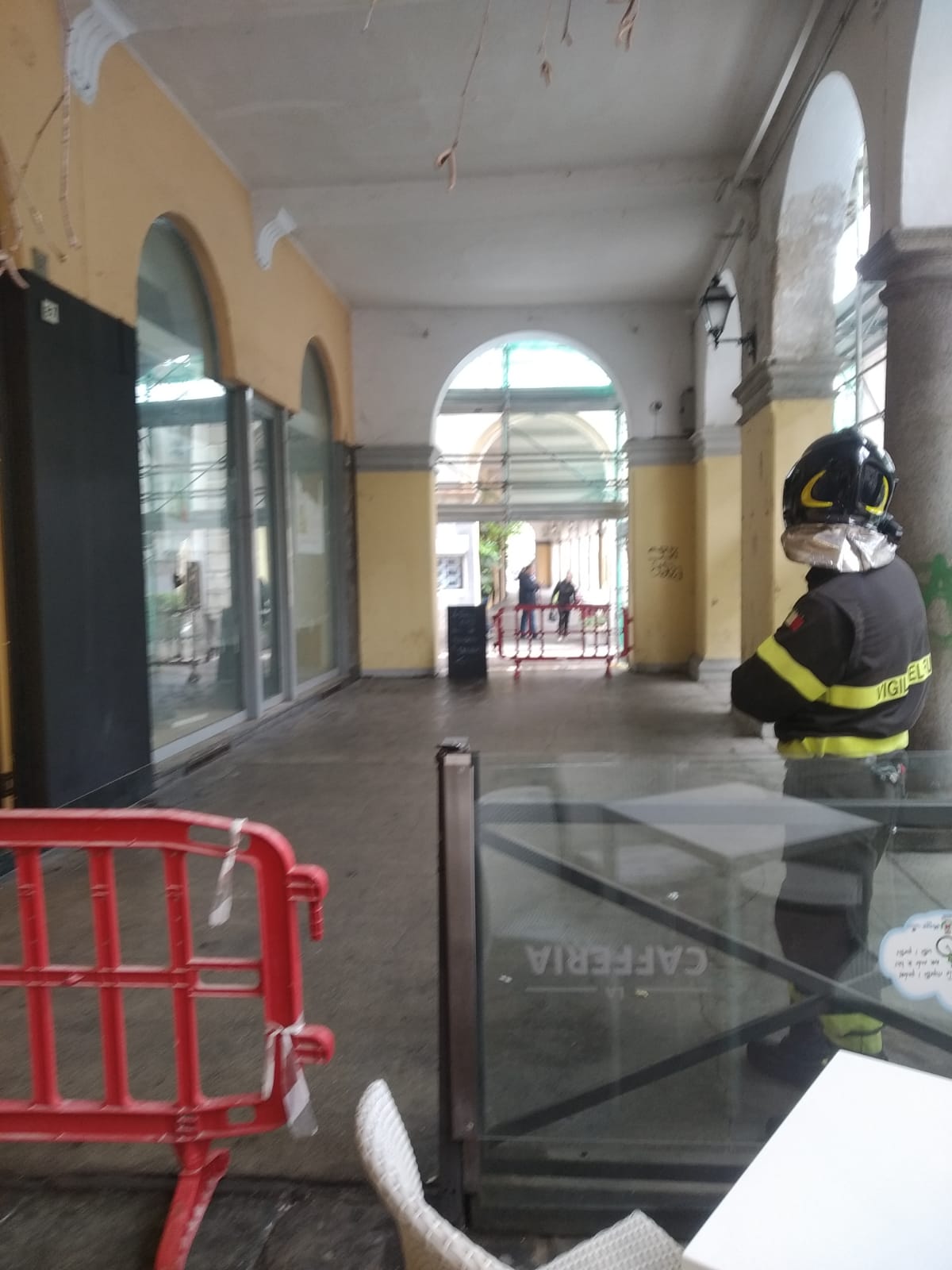 Saronno, vigili del fuoco in corso Italia per infiltrazione d’acqua sotto i portici