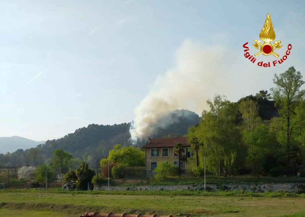 Brucia il monte San Quirico a Angera, pompieri anche da Tradate