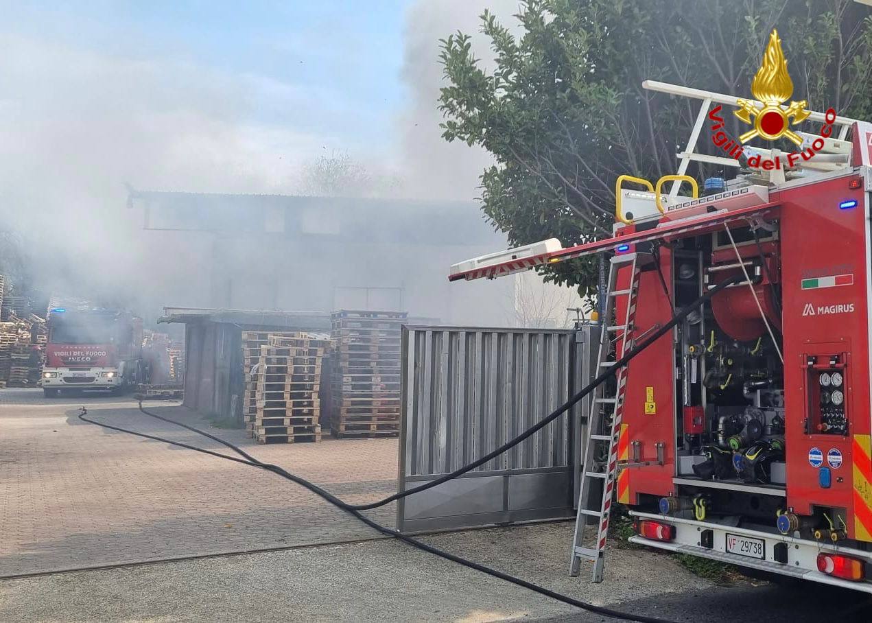 Incendio a Busto Arsizio: fiamme in falegnameria