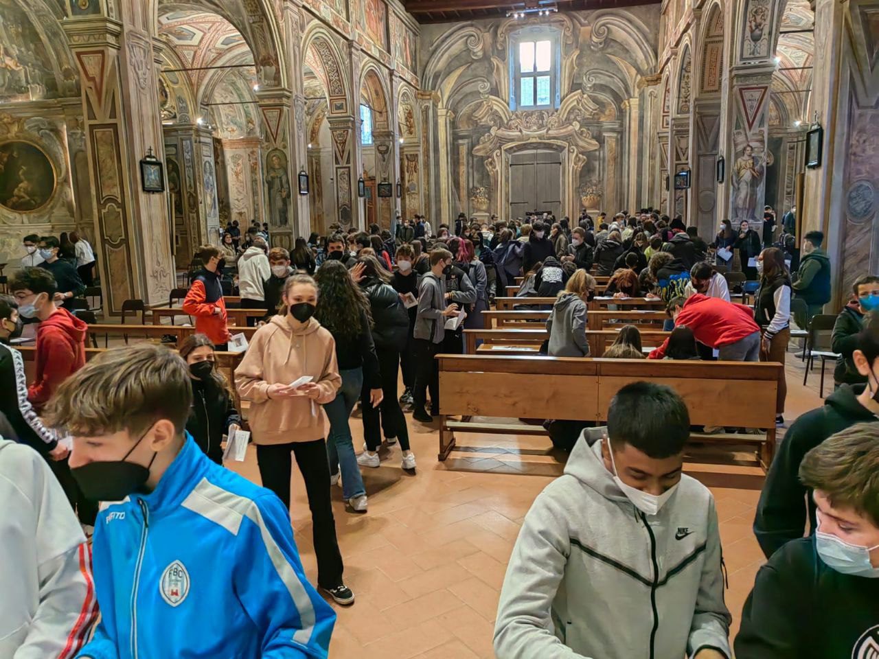 Quasi 300 ragazzi in San Francesco: nostalgia dell’oratorio e della normalità