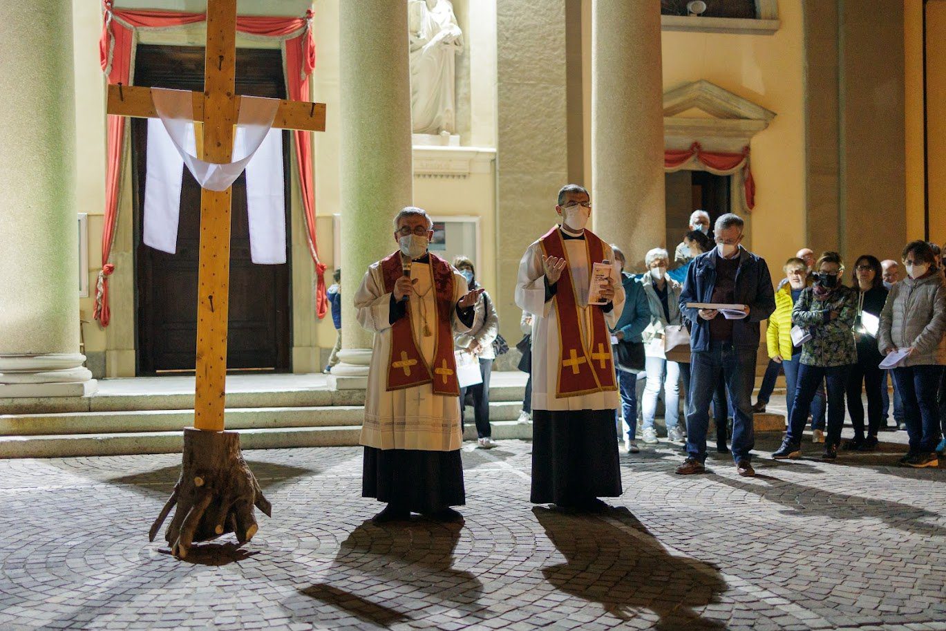 Una croce unica per la via crucis di Gerenzano