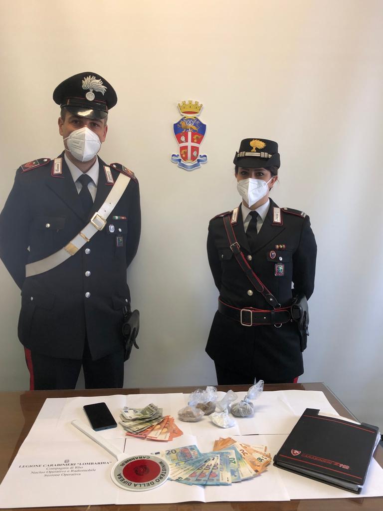 Operazione nel bosco dei carabinieri, fermato ragazzo con droga e 1200 euro