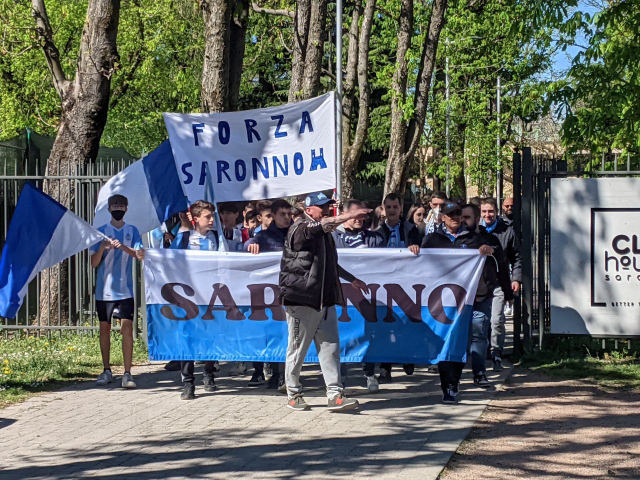 Calcio, sale la febbre del derby e corteo: tifosi saronnesi a piedi allo stadio di Caronno