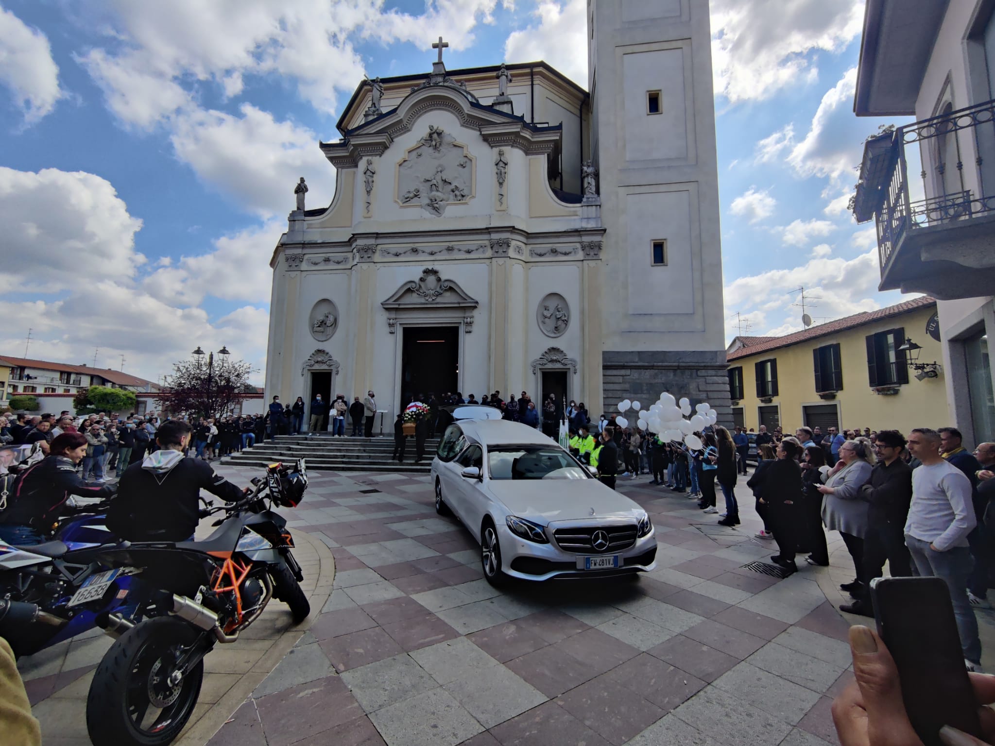 Palloncini bianchi, amici, moto e l’intera comunità di Lazzate per l’ultimo saluto a Massimiliano Travascio