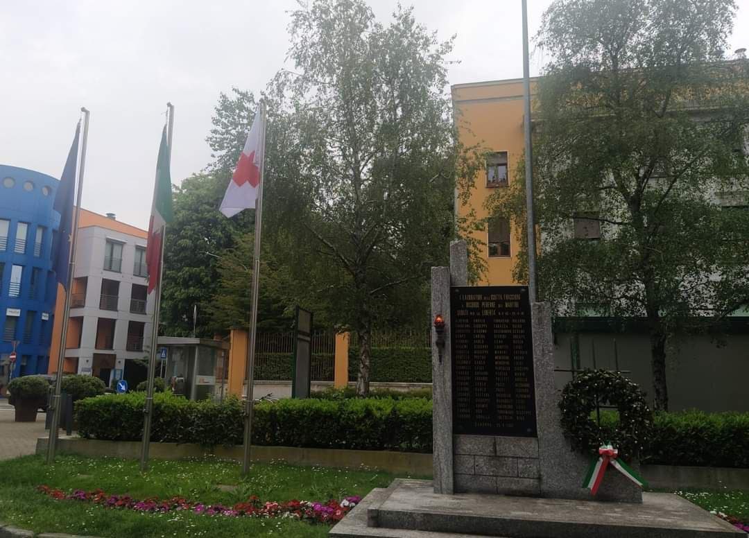 Saronno, esposta la bandiera della Croce Rossa in piazza Repubblica