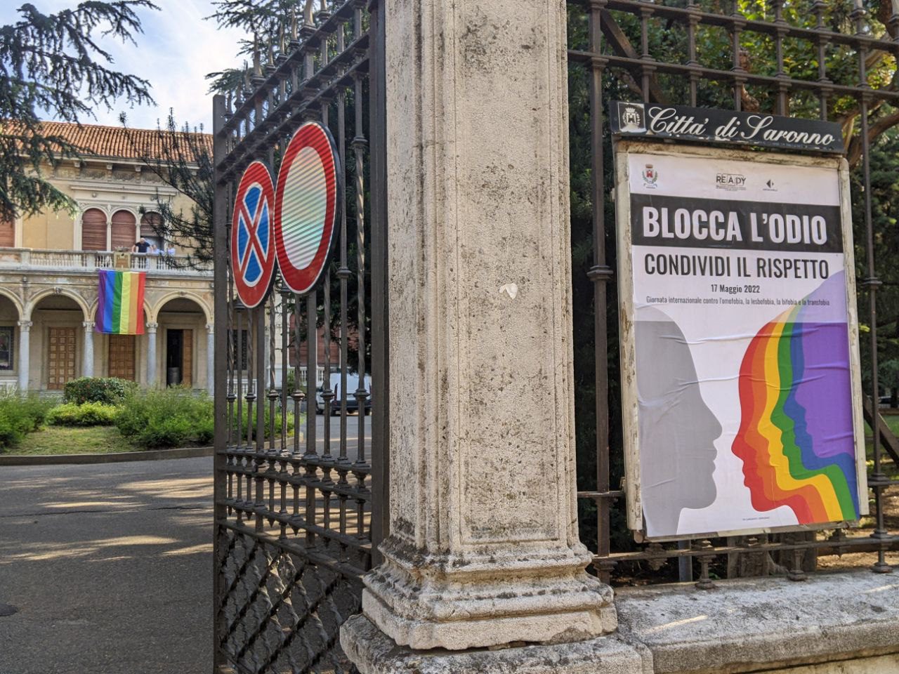 20220517 bandiera arcobaleno contro omofobia villa gianetti