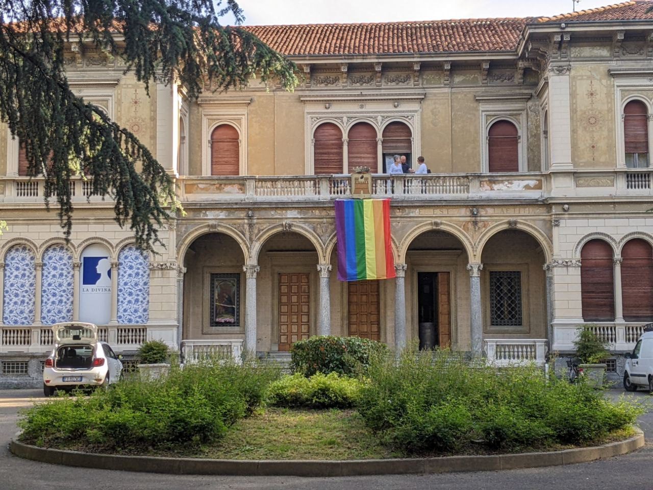 20220517 bandiera arcobaleno contro omofobia villa gianetti2